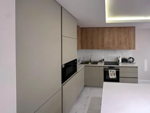 Moderna kuhinja sa drvenim elementima i ugradnim uređajima. - image 18