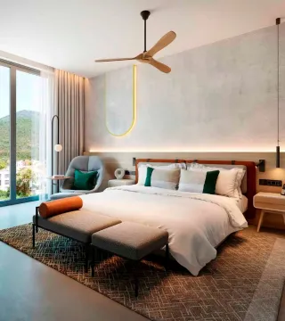 Moderna i svijetla spavaća soba sa velikim bračnim krevetom i modernim detaljima. - image 18