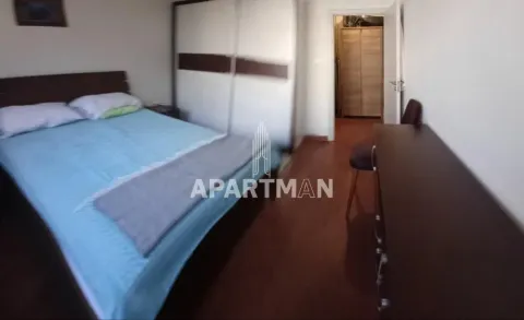 Nameštena spavaća soba sa bračnim krevetom, velikim garderoberom i komodom. - image 9