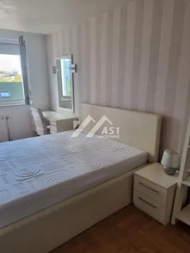 Spavaća soba sa bračnim krevetom, noćnim ormarićem i radnim stolom sa ogledalom. - image 5