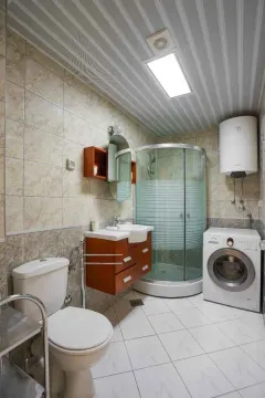 Svijetlo kupatilo sa tuš kabinom, lavaboom i veš mašinom. - image 9