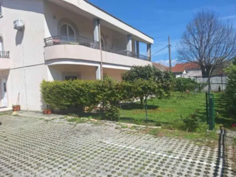 Izdavanje, dvosoban stan, 120m², Tološi, Podgorica - image 12