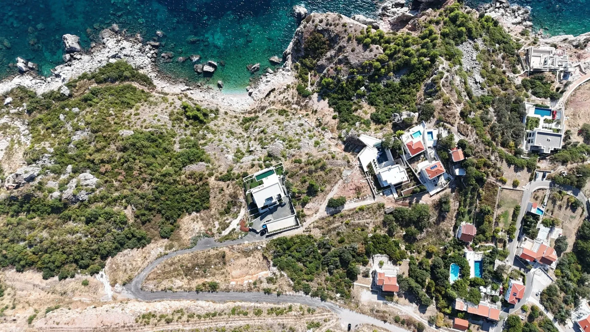 Pogled iz vazduha na priobalno područje i objekte u blizini mora.