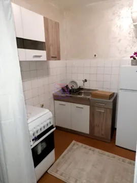 Manja kuhinja sa sudoperom, šporetom i frižiderom. - image 5