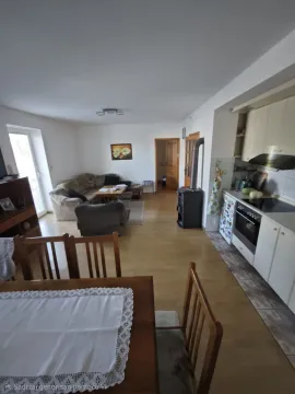 Dnevna soba sa trpezarijom i kuhinjom u otvorenom prostoru. - image 5