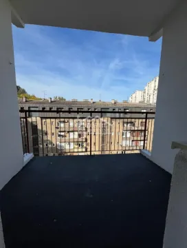 Nenamešten balkon sa pogledom na okolne zgrade. - image 5