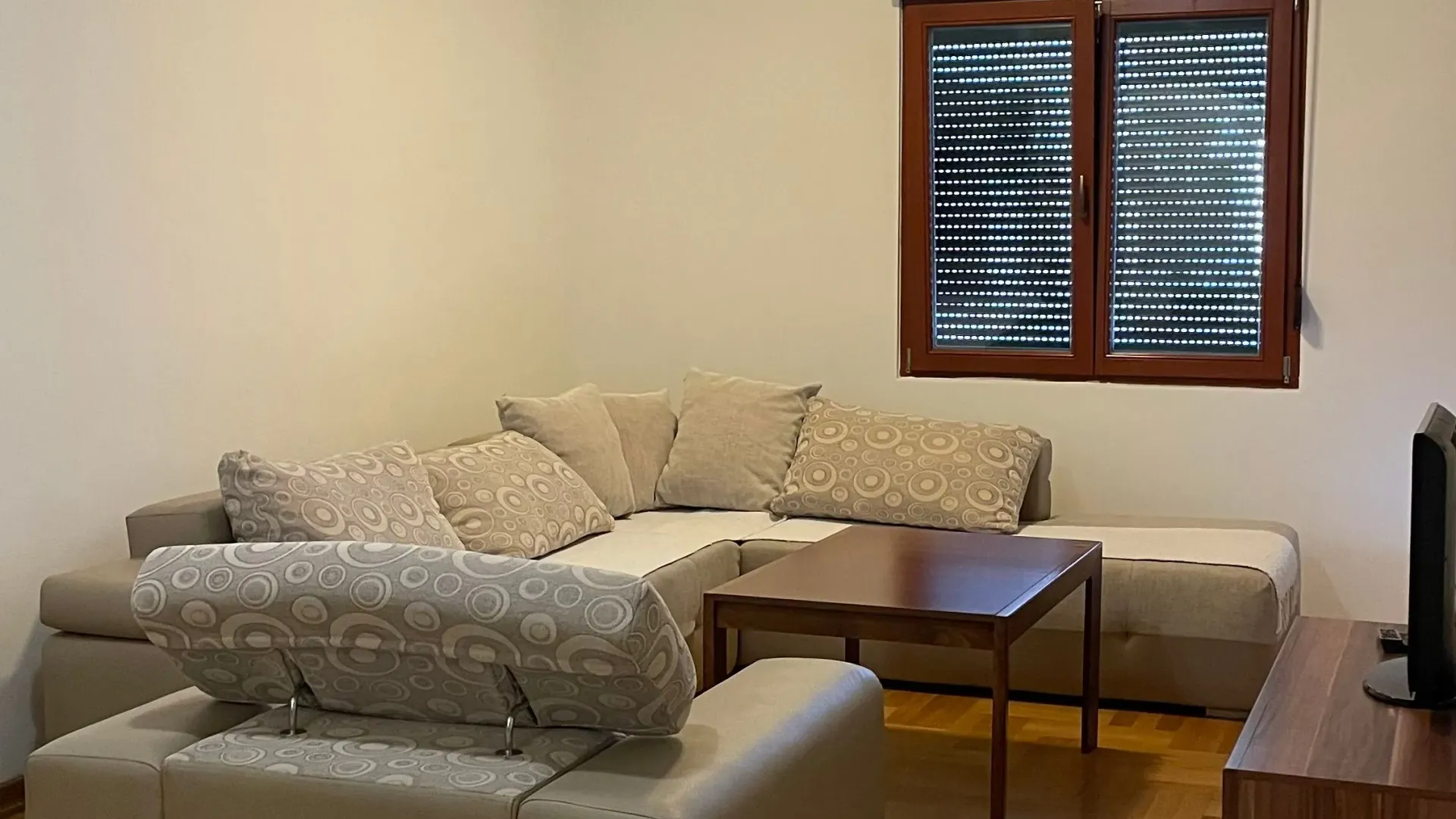 Izdavanje, jednosoban stan, 65m², Rozino, Budva