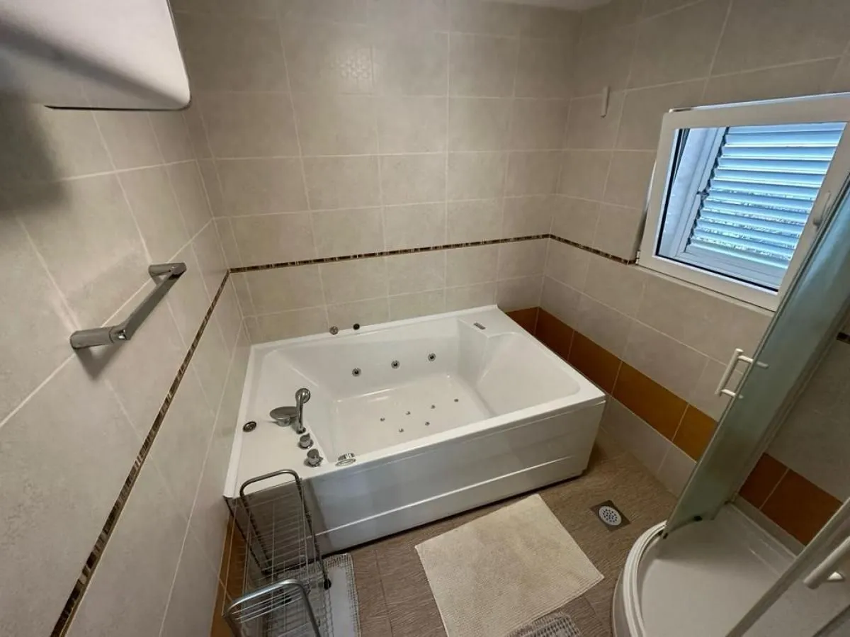 Rent, four bedroom apartment, 250m², Tivat, Crna Gora