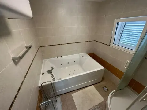 Izdavanje, četvorosoban stan, 250m², Tivat, Crna Gora - image 7