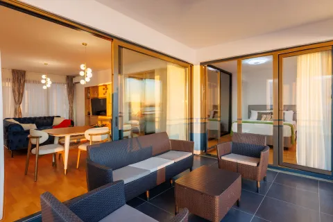 Prostrana terasa sa garniturom za sjedenje i pogledom u unutrašnjost apartmana. - image 8