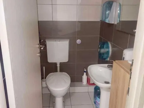 Rent, office space, 162m², 1 maj, Podgorica - image 10