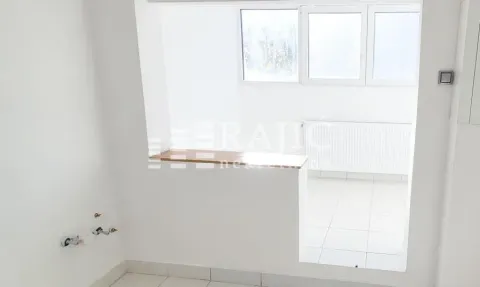 Pogled na kuhinjski prostor sa šankom i belim pločicama. - image 9