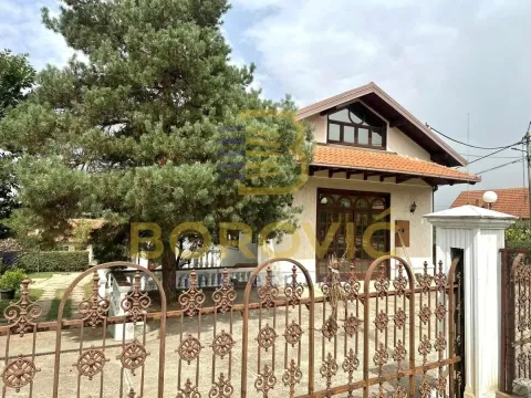 Pogled na dvorište i prednju fasadu kuće sa kovanom ogradom. - image 10