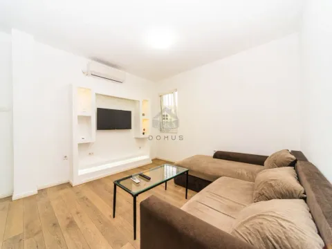 Izdavanje, dvosoban stan, 68m², Stari Aerodrom, Podgorica - image 1