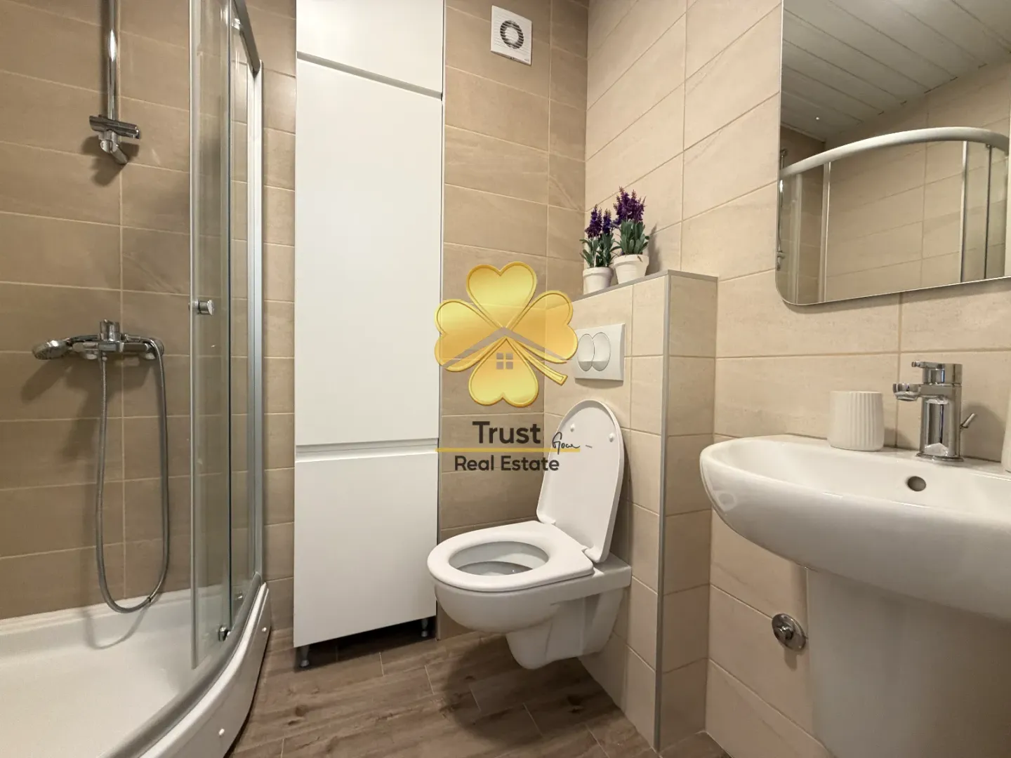 Moderno opremljeno kupatilo sa tuš kabinom, umivaonikom i wc šoljom.