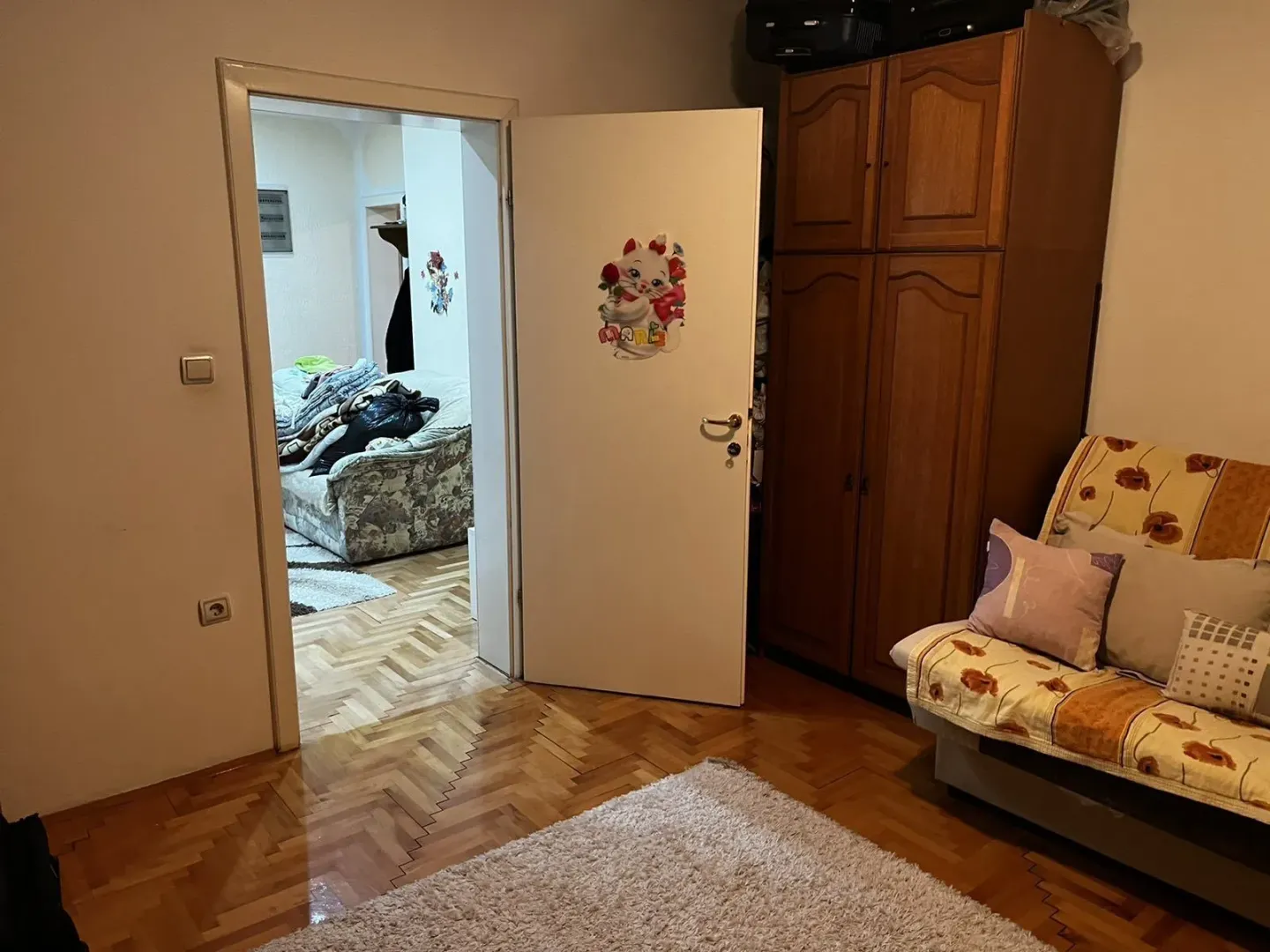 Izdavanje, četvorosoban stan, 150m², Stari Aerodrom, Podgorica