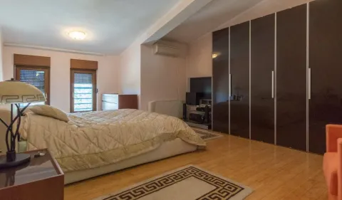 Prostrana spavaća soba sa bračnim krevetom i velikim ugradnim garderoberom. - image 20