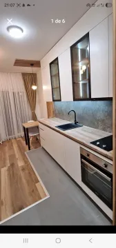 Moderna i svijetla kuhinja sa ugradnim elementima i trpezarijskim stolom. - image 4