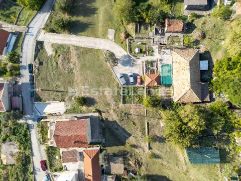 Pogled iz vazduha na imanje sa kućom, dvorištem i pristupnim putem. - image 4