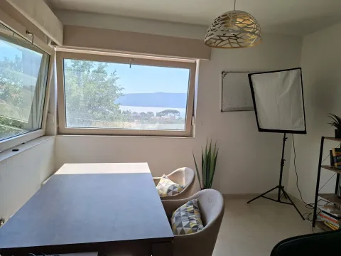 Svijetla prostorija sa trpezarijskim stolom i pogledom na more. - image 15