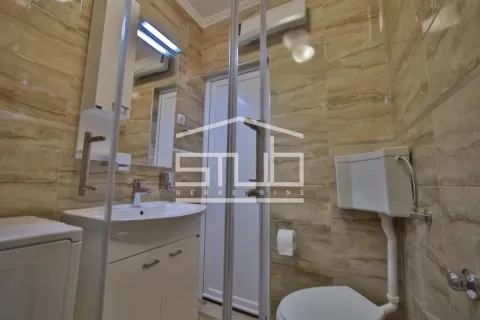 Kupatilo opremljeno umivaonikom, WC šoljom i tuš kabinom. - image 10