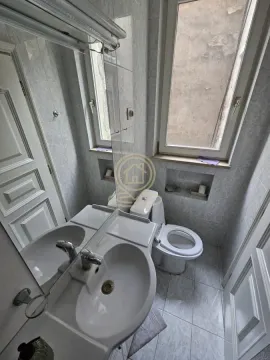 Manje kupatilo sa umivaonikom, ogledalom i toaletom. - image 12