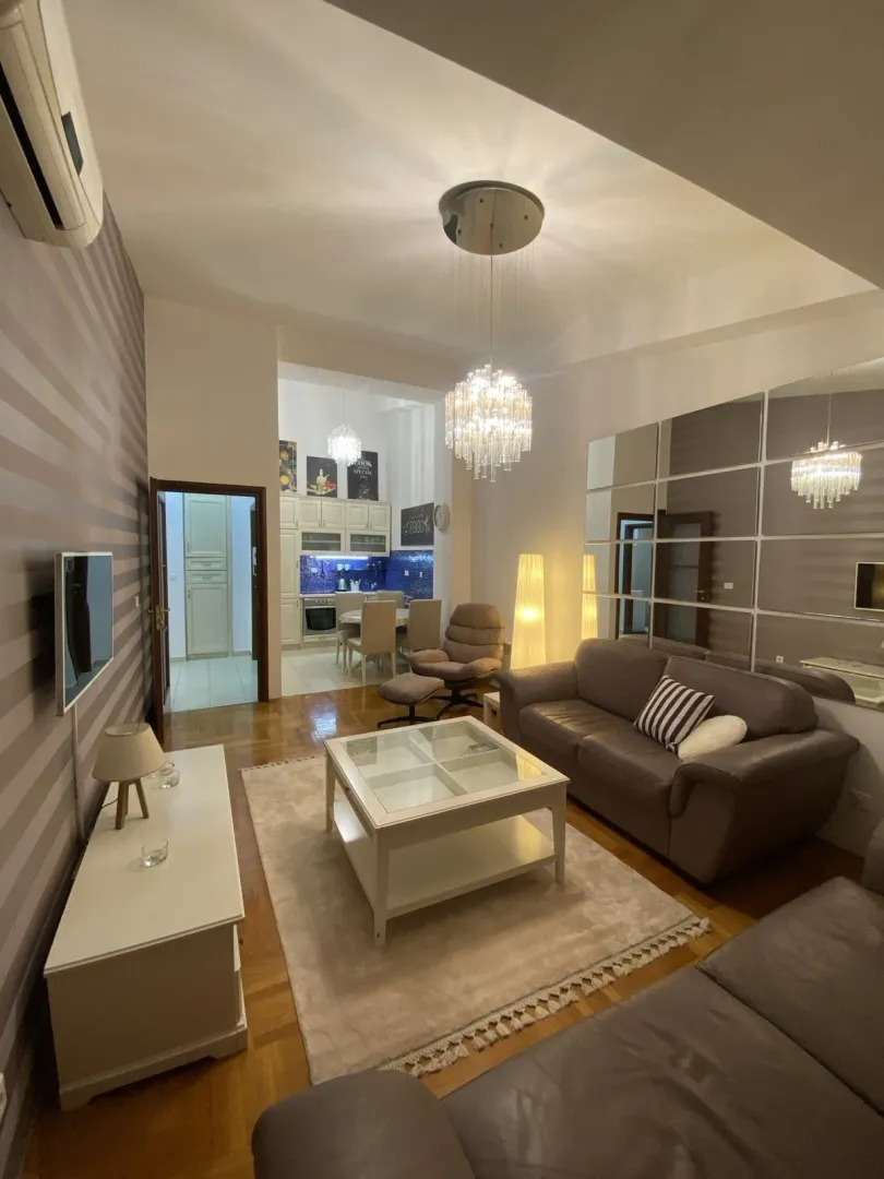 Bright living room with leather sofas and a view of the dining area.