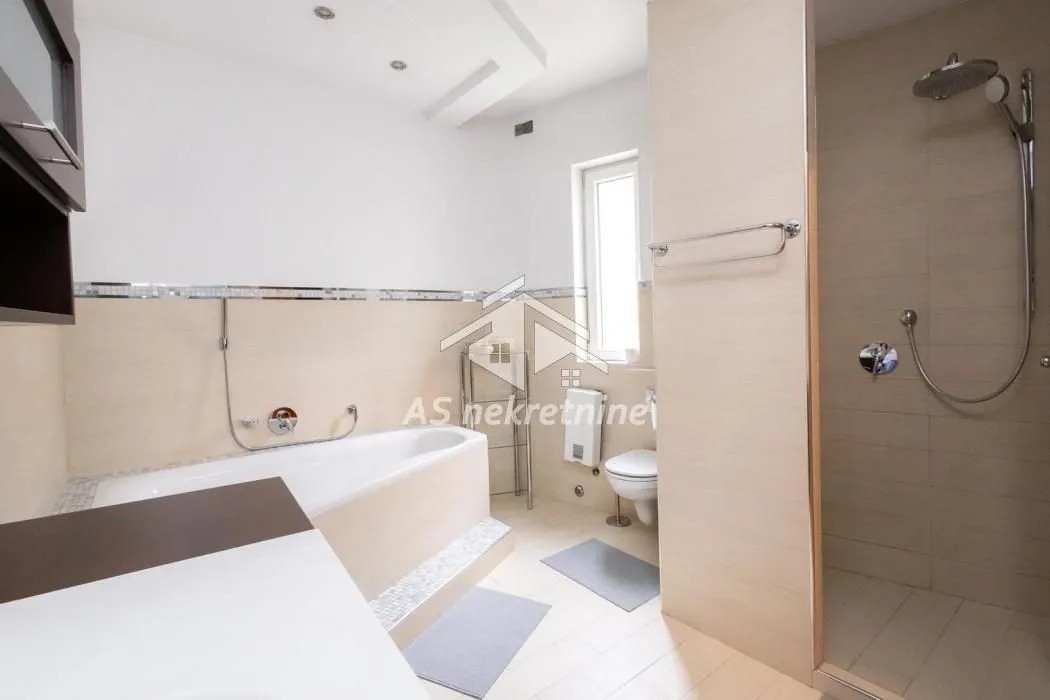 Izdavanje, četvorosoban stan, 140m², Obilićev Venac, Beograd