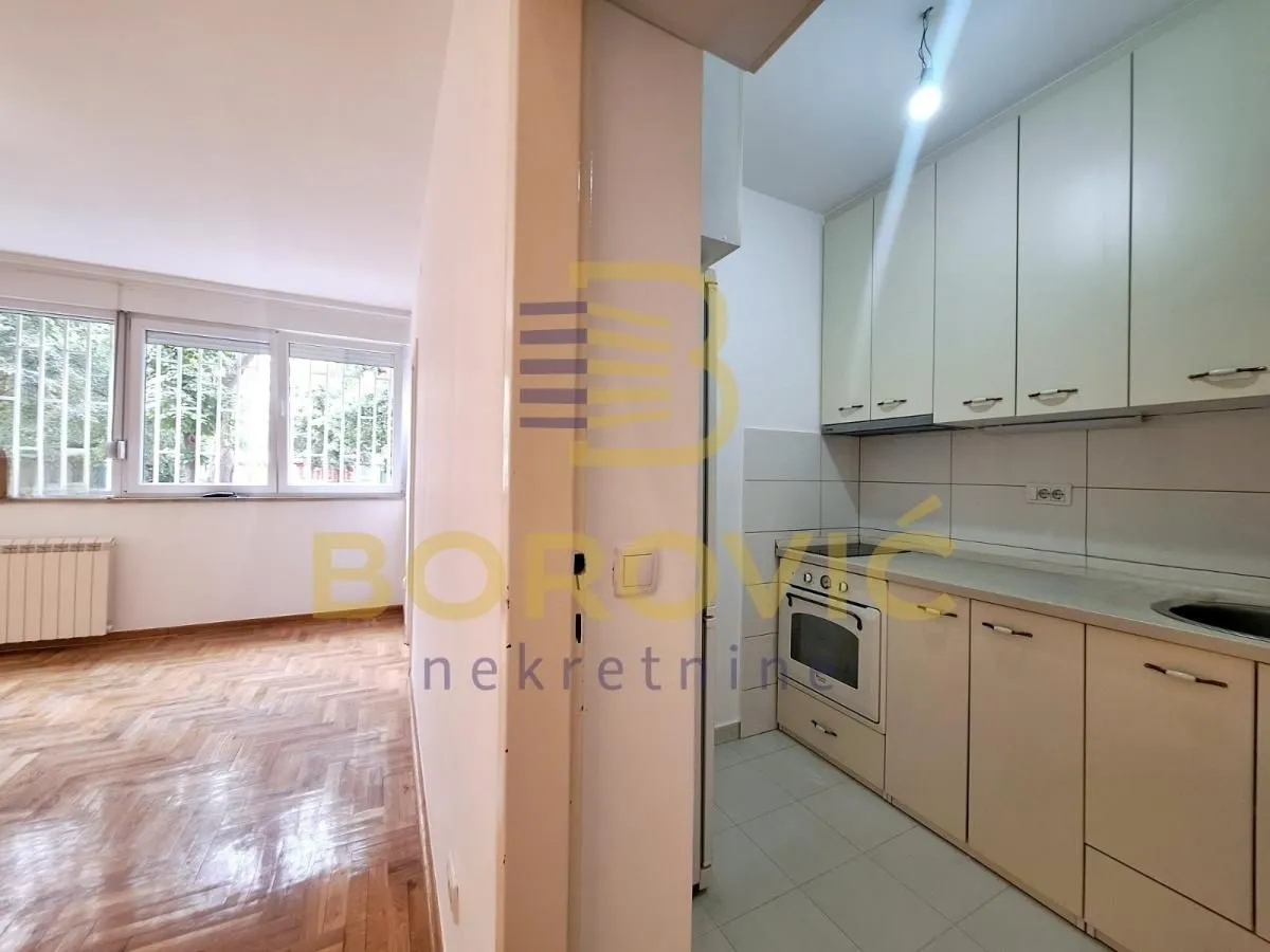 Izdavanje, četvorosoban stan, 65m², Novi Beograd Blok 21, Novi Beograd Sve Podlokacije