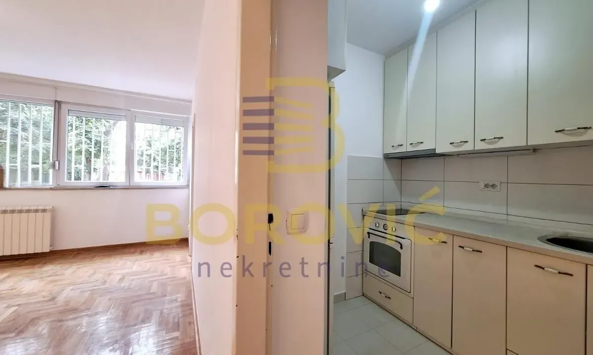 Izdavanje, četvorosoban stan, 65m², Novi Beograd Blok 21, Novi Beograd Sve Podlokacije