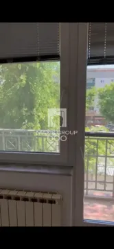Pogled kroz prozor sa balkonskim vratima i radijatorom ispod. - image 5