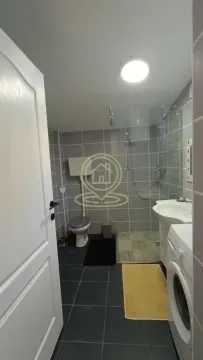 Kupatilo opremljeno tuš kabinom, umivaonikom, wc šoljom i veš mašinom. - image 10