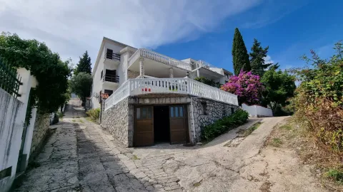 Pogled na spoljašnjost kuće sa terasama i prilazom. - image 2