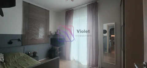 Spavaća soba sa krevetom, prozorom i balkonskim vratima. - image 12