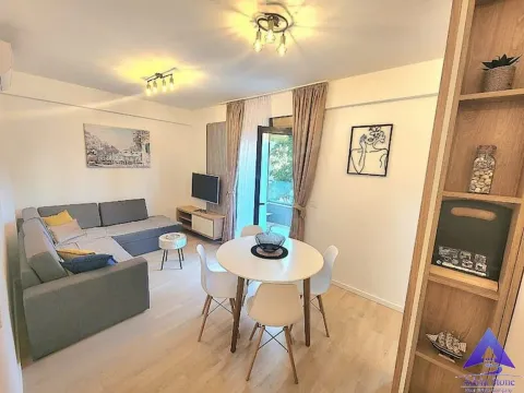 Izdavanje, jednosoban stan, 40m², Podkošljun, Budva