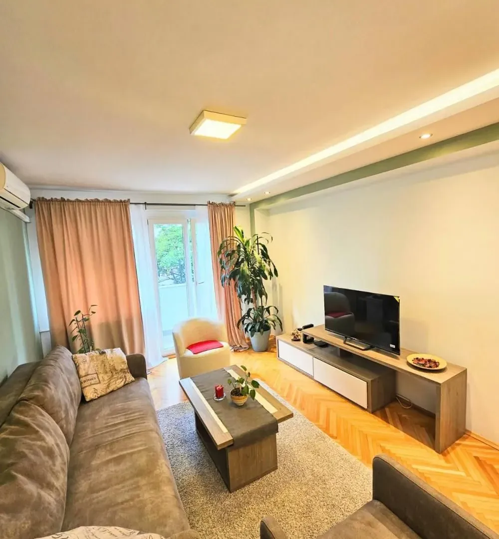 Izdavanje, dvosoban stan, 54m², Savski Venac, Beograd