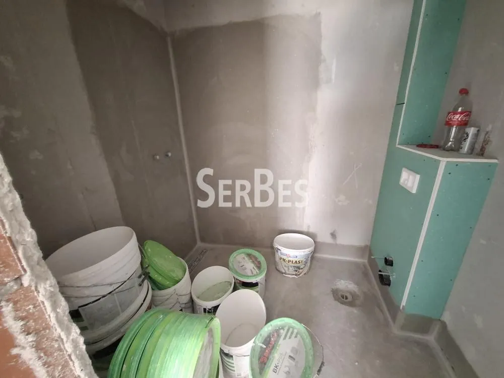 Kupatilo u izgradnji sa građevinskim materijalom i alatima.