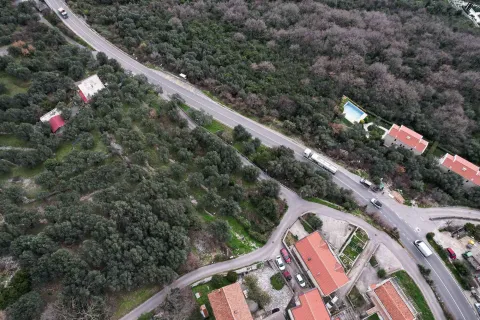 Pogled iz vazduha na okolinu nekretnine sa putem i zelenilom. - image 2