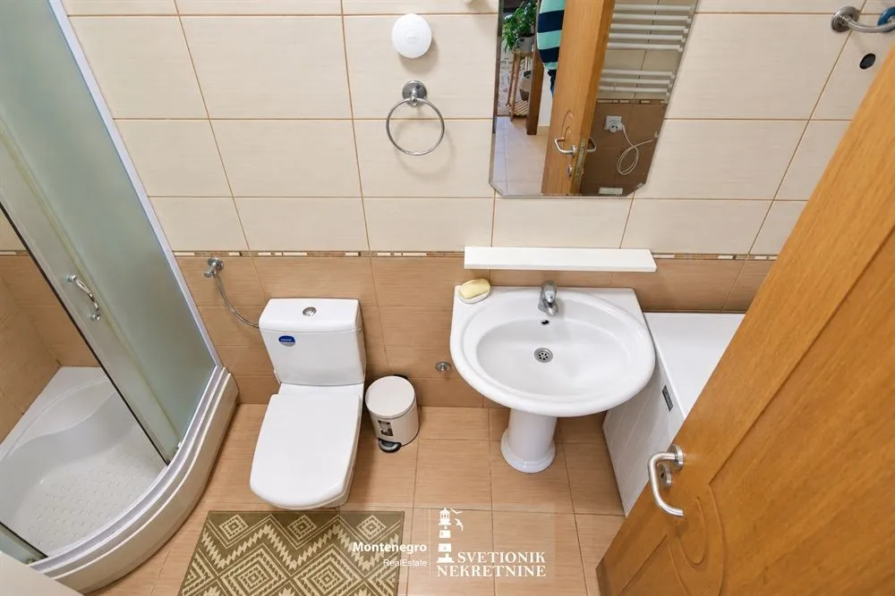 Kompaktno kupatilo sa tuš kabinom, umivaonikom i toaletom.