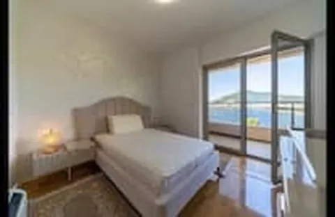 Bright bedroom with a double bed and access to a terrace with sea views. - image 20