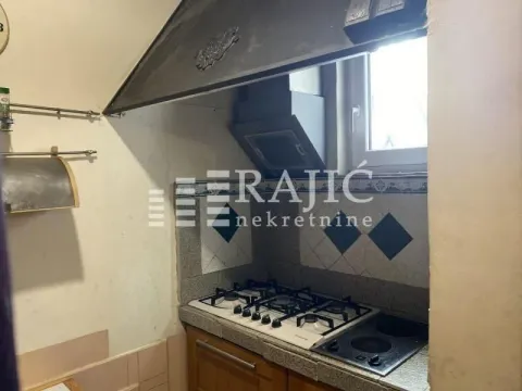 Smaller kitchen with a built-in stovetop and extractor hood. - image 5
