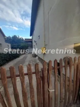 Pogled na dvorište i spoljašnjost kuće sa drvenom ogradom. - image 11