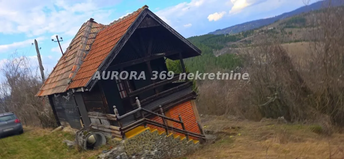 Pogled na spoljašnjost stare drvene kuće u prirodi.