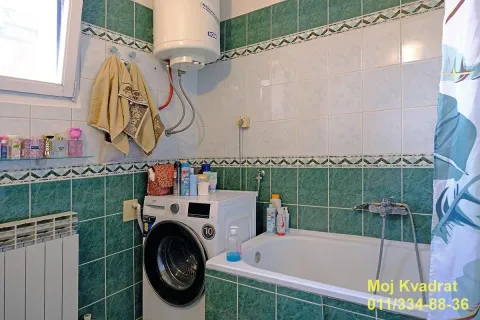Manje kupatilo sa kadom, veš mašinom i bojlerom. - image 14