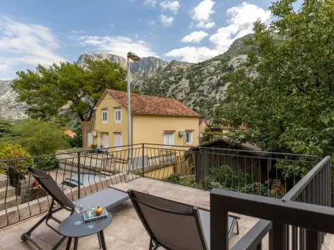 Rent, house, 170m², Škaljari, Kotor - image 5