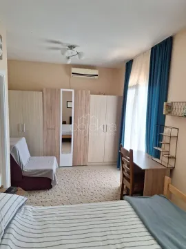 Namještena spavaća soba sa ormarima, radnim stolom i krevetom. - image 10