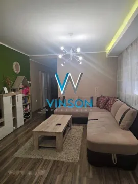 Dnevni boravak sa ugaonom garniturom, stočićem i policama. - image 3