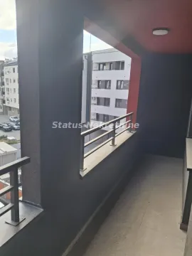 Natkriveni balkon sa metalnom ogradom i pogledom na susedne zgrade. - image 17