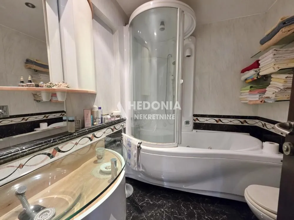 Kupatilo opremljeno tuš kabinom, kadom, umivaonikom i toaletom.