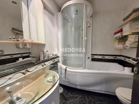 Kupatilo opremljeno tuš kabinom, kadom, umivaonikom i toaletom. - image 12